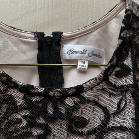 Girl’s Exquisite Lace Fancy Dress - Picture 4 of 4